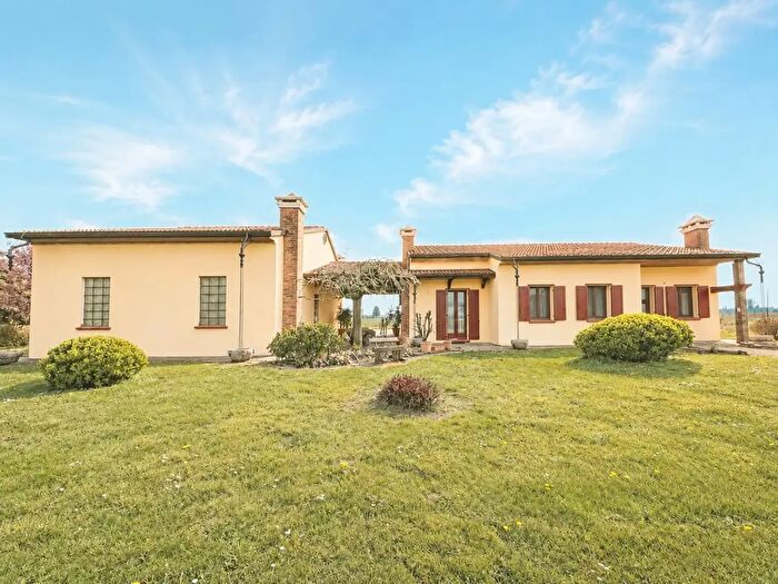 Casa con 6 locali in vendita in Piazzetta G Carducci, Legnago