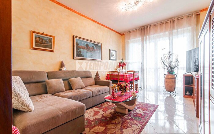 Appartamento trilocale in vendita in Via Varese, Garbagnate Milanese