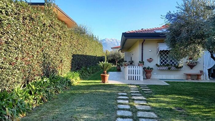 Casa con 11 locali in affitto in Via Provinciale, Forte Dei Marmi