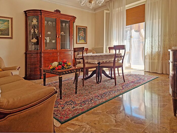 Appartamento con 6 locali in vendita in Via Gaspare Fedeli, Pesaro