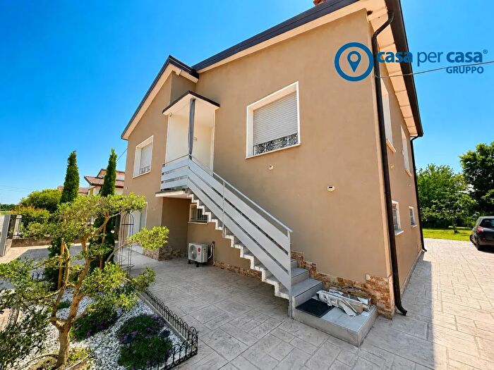 Casa con 5 locali in vendita in Via Giuseppe di Vittorio, Papozze