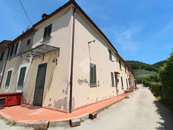 Casa quadrilocale in vendita in Via Sambarontana, Larciano