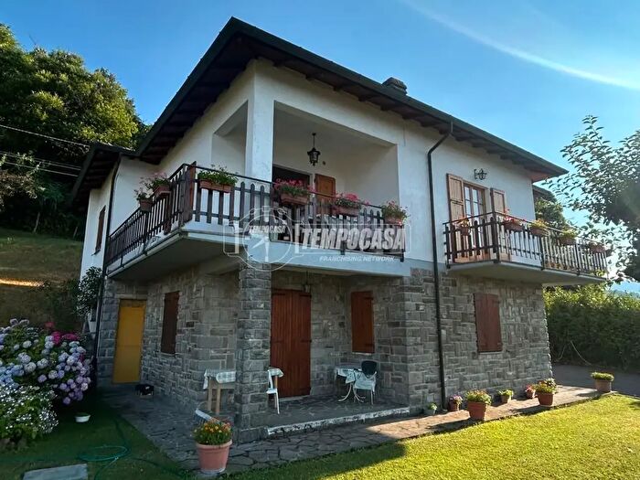 Casa con 5 locali in vendita in Corniglio