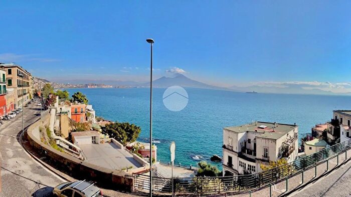 Appartamento con 6 locali in vendita in Via Posillipo, Napoli