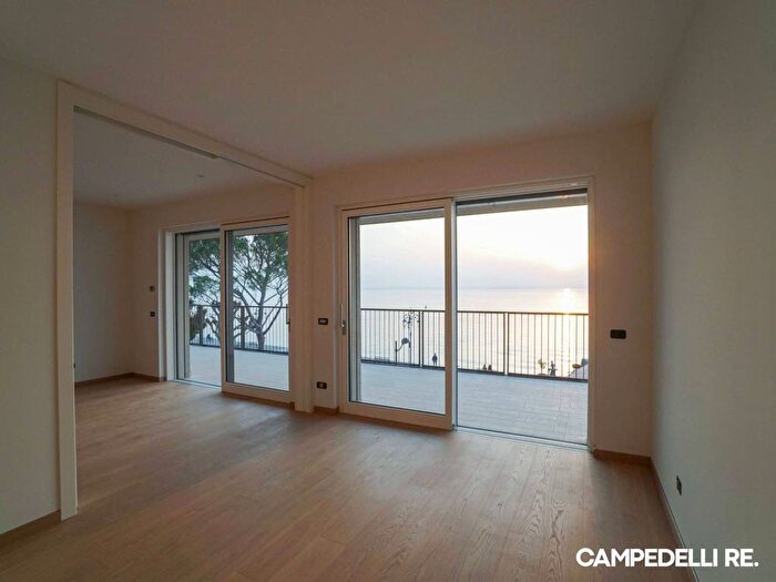 Appartamento trilocale in affitto in Lungolago Marconi, Centro, Lazise