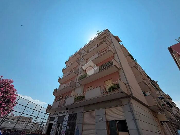 Appartamento trilocale in affitto in Piazza Vincenzo Tineo, Palermo