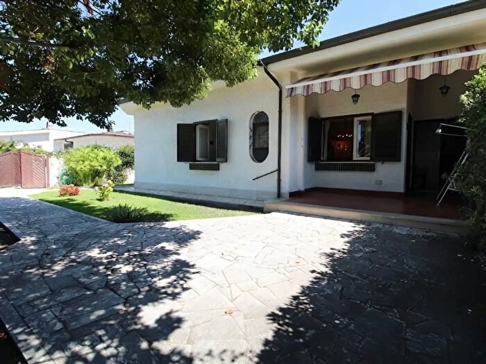 Casa quadrilocale in vendita in Via Regolo, Ardea