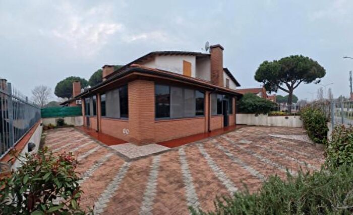 Casa con 6 locali in vendita in Viale Carlo Carrà, Comacchio