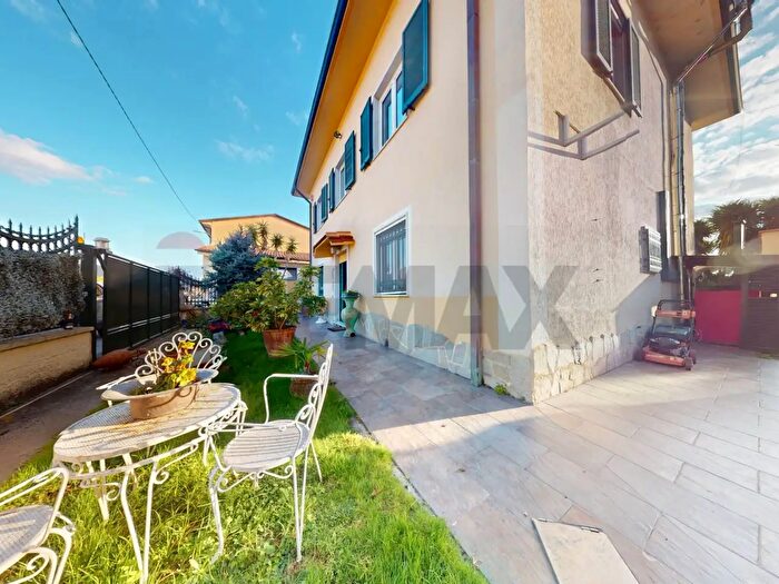 Casa con 12 locali in vendita in Via Quercioli, Massa