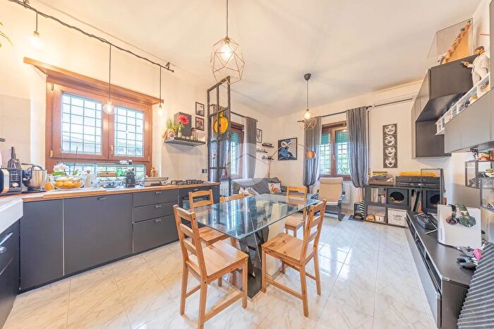 Appartamento trilocale in vendita in Via Appia Nuova, Roma