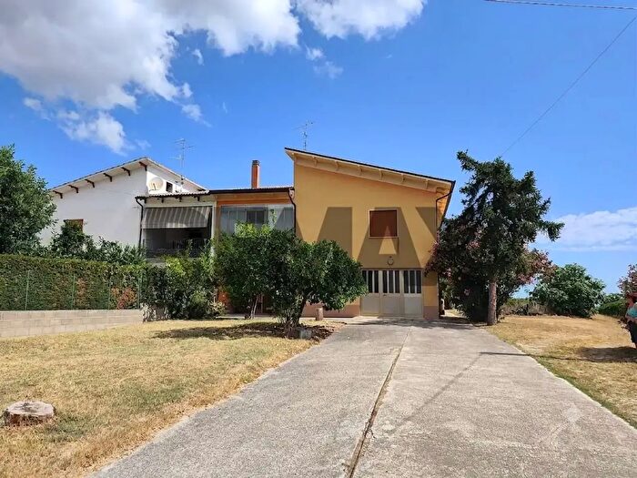 Casa con 9 locali in vendita in Cda Piano Croce, Pollutri