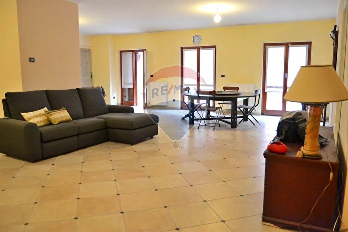 Appartamento con 5 locali in affitto in Via Carlo Marre, Borzonasca