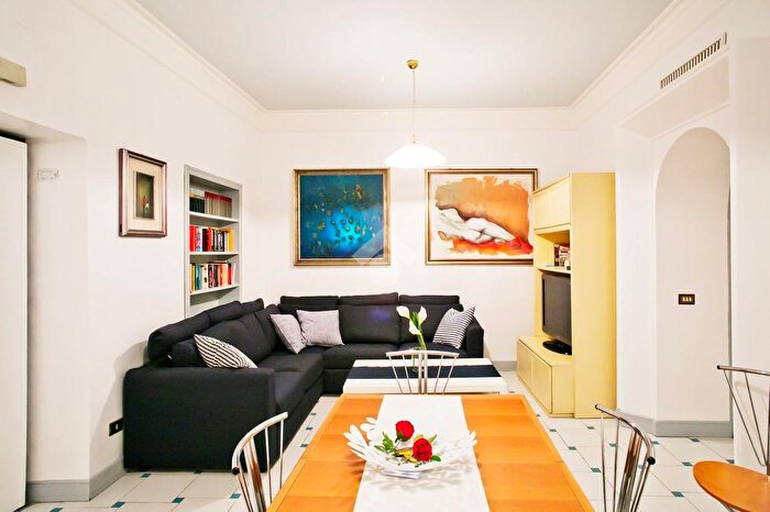 Appartamento trilocale in vendita in Via Sicilia, Roma