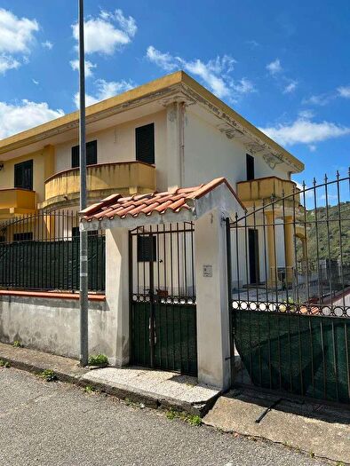 Casa con 6 locali in vendita in Saponara