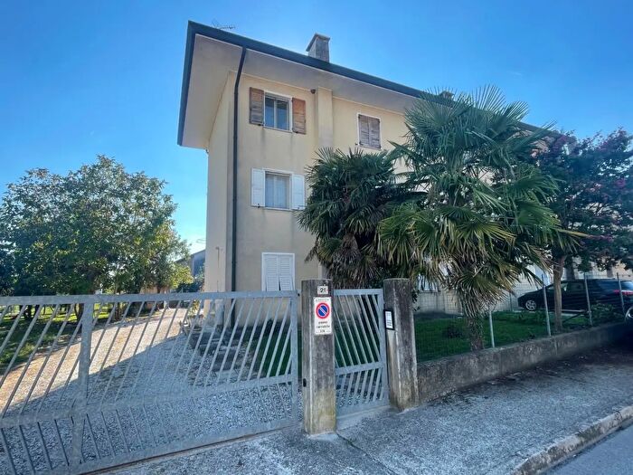 Appartamento con 5 locali in vendita in Via Rive, Rivignano Teor