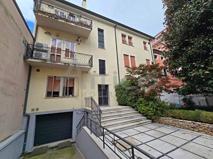 Appartamento con 6 locali in affitto in Corso del Popolo Ro, Rovigo