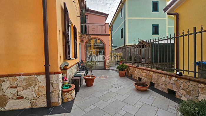 Casa con 6 locali in vendita in Via Cisa Traversa, Sarzana