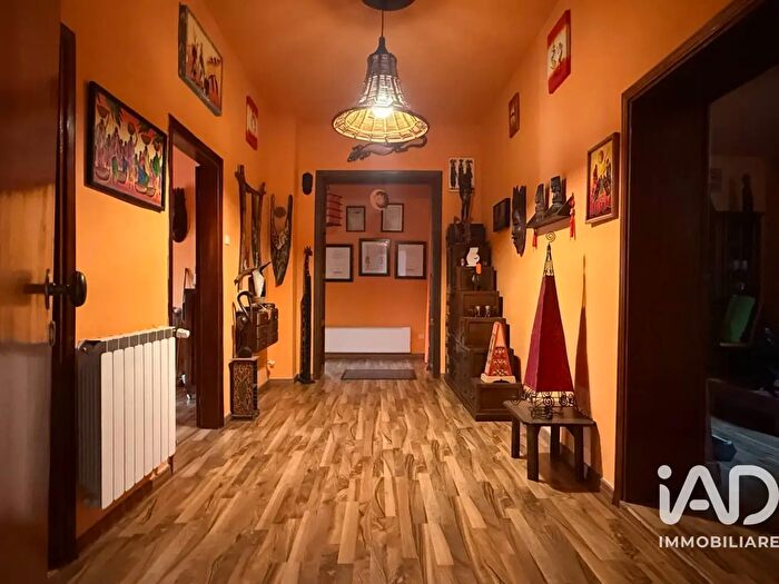 Appartamento con 5 locali in vendita in Piazza Cesare Battisti, Montevarchi