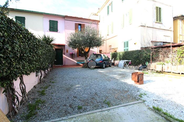 Appartamento con 5 locali in vendita in Via Giovanni Pascoli, Cascina