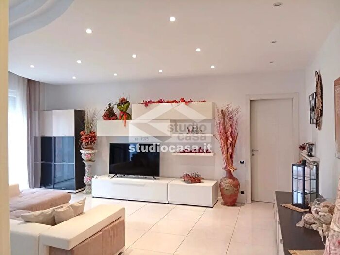 Appartamento trilocale in vendita in Via Aprile, Zogno