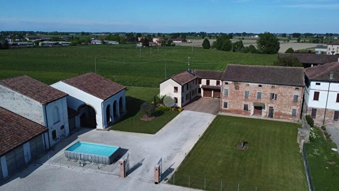 Casa con 5 locali in vendita in Str Perticate, Suzzara