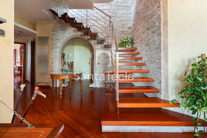 Appartamento con 5 locali in vendita in Via Vincenzo Monti, Saronno