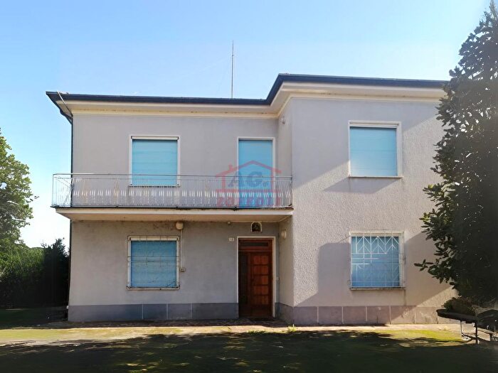 Casa con 8 locali in vendita in Bagnacavallo