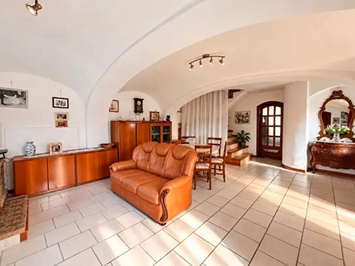 Casa quadrilocale in vendita in Frazione Tre Rivi, Monteu Roero
