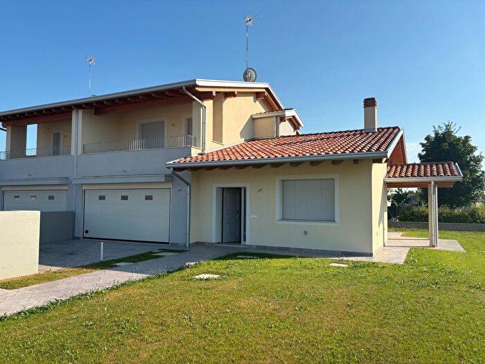 Casa con 7 locali in vendita in Azzano Decimo