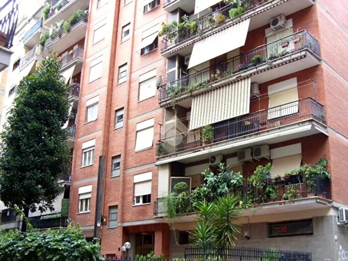 Appartamento trilocale in vendita in Via Arnaldo Fraccaroli, Roma