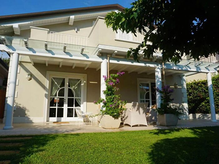 Casa con 6 locali in affitto in Via Duca DAosta No Number, Pietrasanta