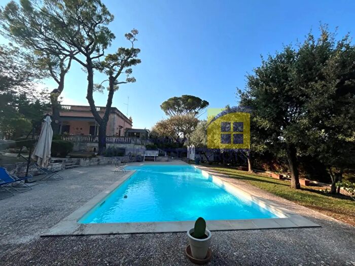 Casa con 10 locali in vendita in Via del Minareto, Fasano