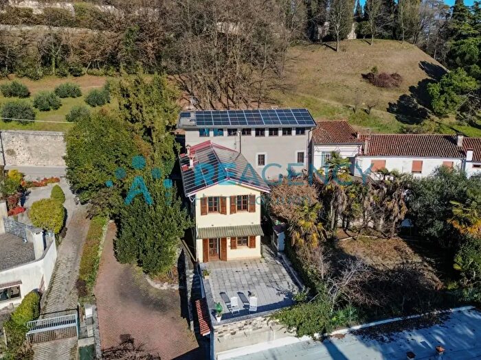 Casa con 7 locali in vendita in Via dalle Ore, Trissino