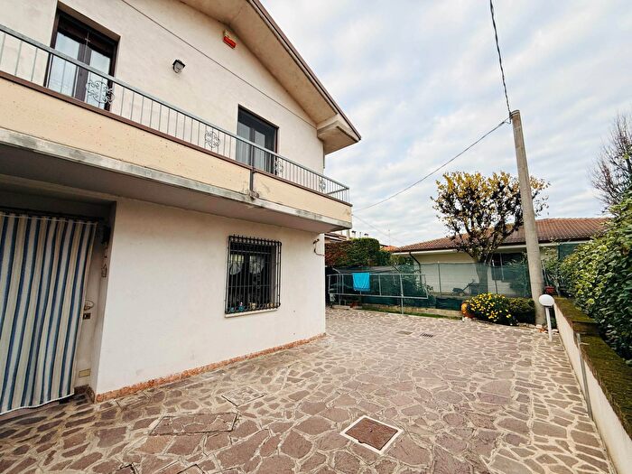 Casa con 6 locali in vendita in Poggio Rusco