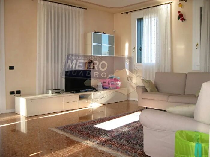 Casa con 10 locali in vendita in Via Roma, Zugliano