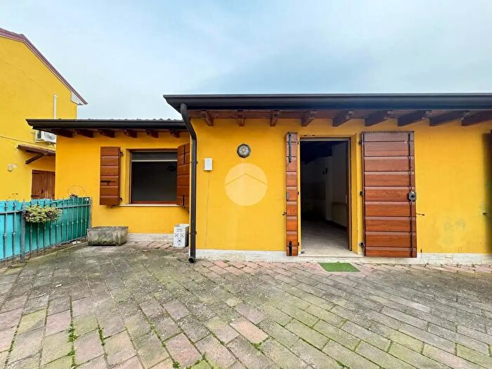 Appartamento bilocale in affitto in Via Francesca, Rodigo