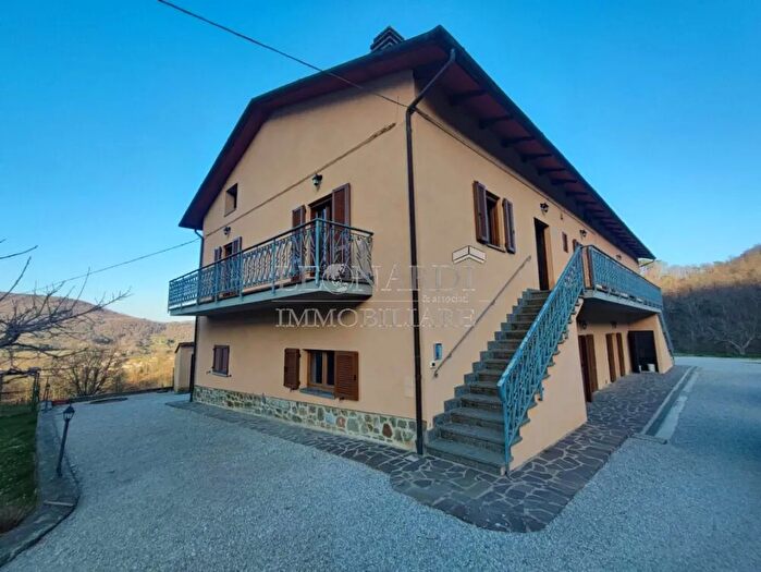 Casa con 10 locali in vendita in Lisciano Niccone