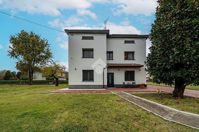 Casa con 6 locali in vendita in Via Matteotti, Campegine