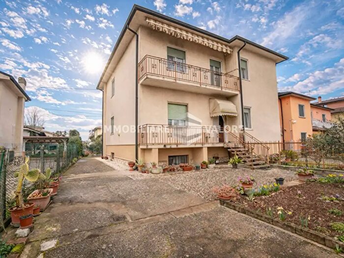 Appartamento con 7 locali in vendita in Via Benati, Roverbella