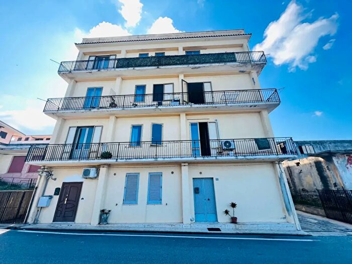 Appartamento trilocale in vendita in Via Stazione, Briatico