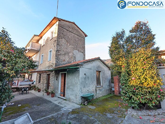 Casa quadrilocale in vendita in Via Debbia Vecchia, Montignoso