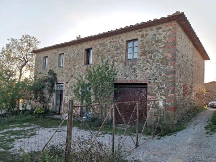 Casa con 6 locali in vendita in Bucine