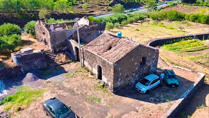 Casa con 9 locali in vendita in Mascali