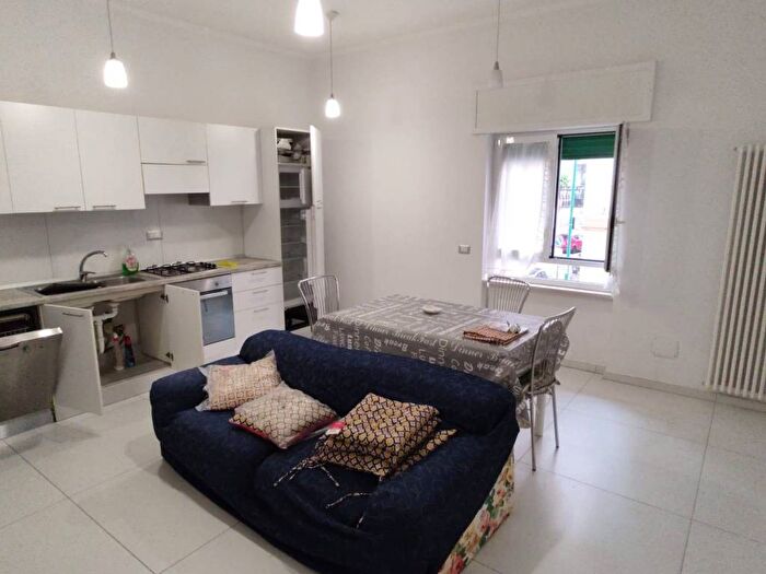 Appartamento trilocale in affitto in Via Santo Stefano, Vomero, Napoli