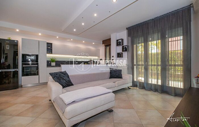 Appartamento trilocale in vendita in Via Riccione, Modena