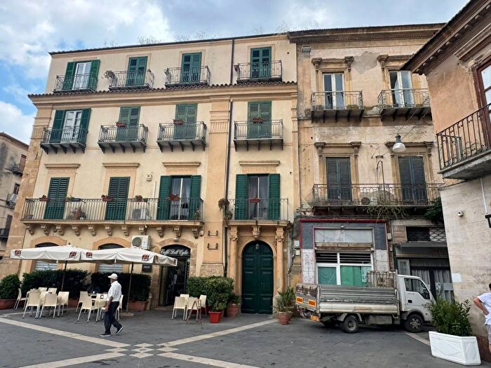 Appartamento con 9 locali in vendita in Piazza Giuseppe Garibaldi Caltanissetta, Caltanissetta