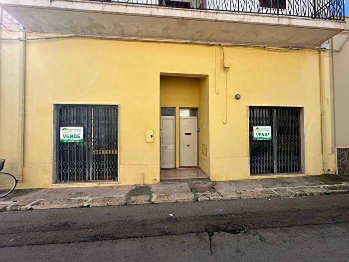 Appartamento con 5 locali in vendita in Via Ugo Foscolo Veglie Lecce, Veglie