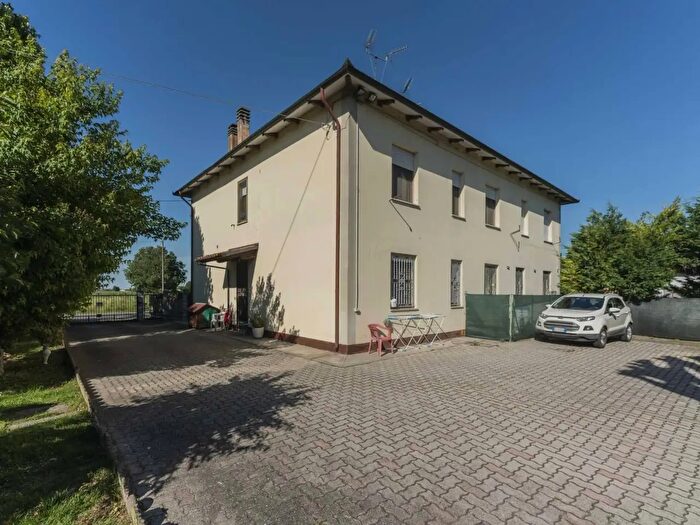 Appartamento trilocale in vendita in Via Massumatico, San Pietro In Casale