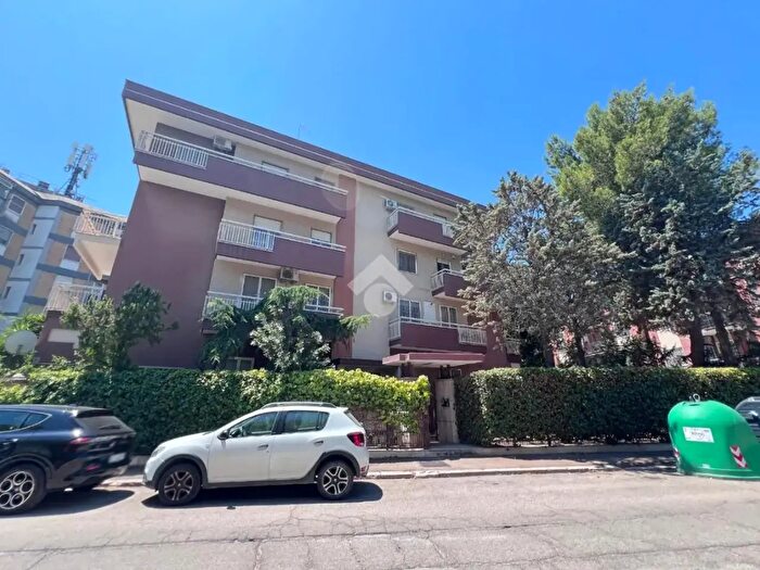 Appartamento con 6 locali in vendita in Via Luigi Sbano, Foggia