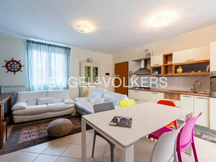 Appartamento trilocale in vendita in Via Genlis Lus, Albenga